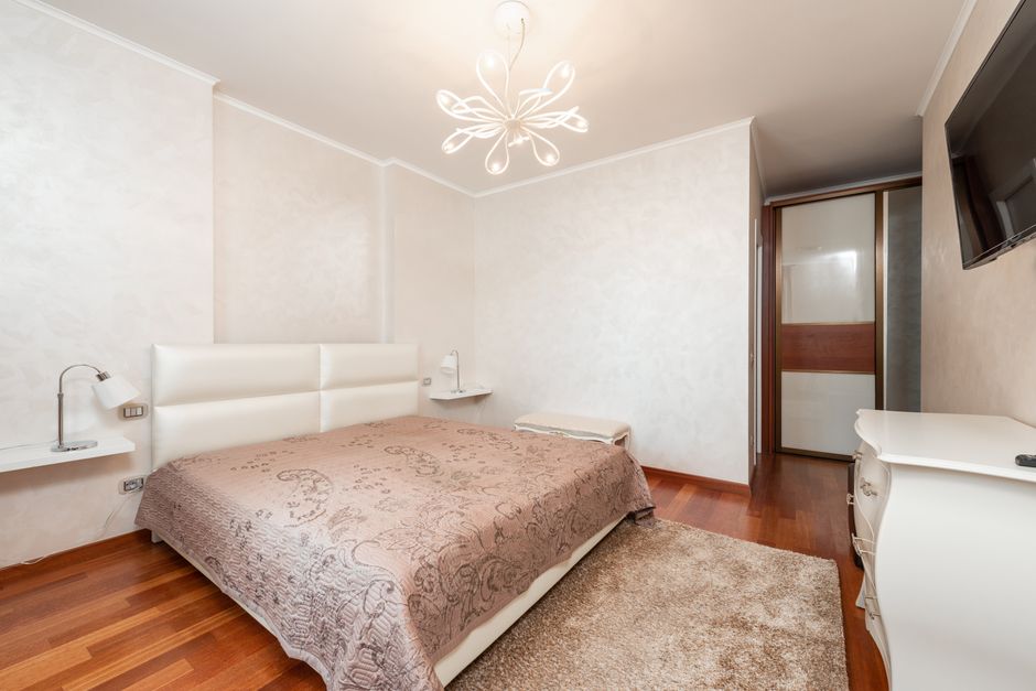 Should a Two-Bedroom Apartment Have One Lease or Separate Roommate Leases?